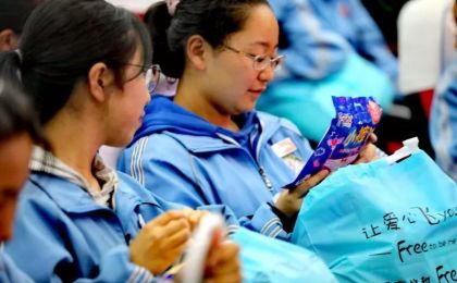 多识爱心基金会为中学女生发放爱心包，举办青春期健康讲座